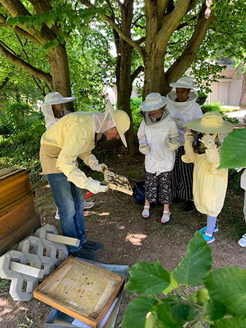 Imker mit Kindern am Bienenstock | ALH Gruppe